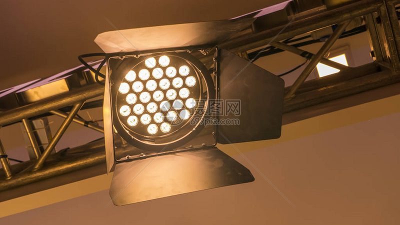 体育照明灯具：揭秘十大品牌排行背后的技术秘密